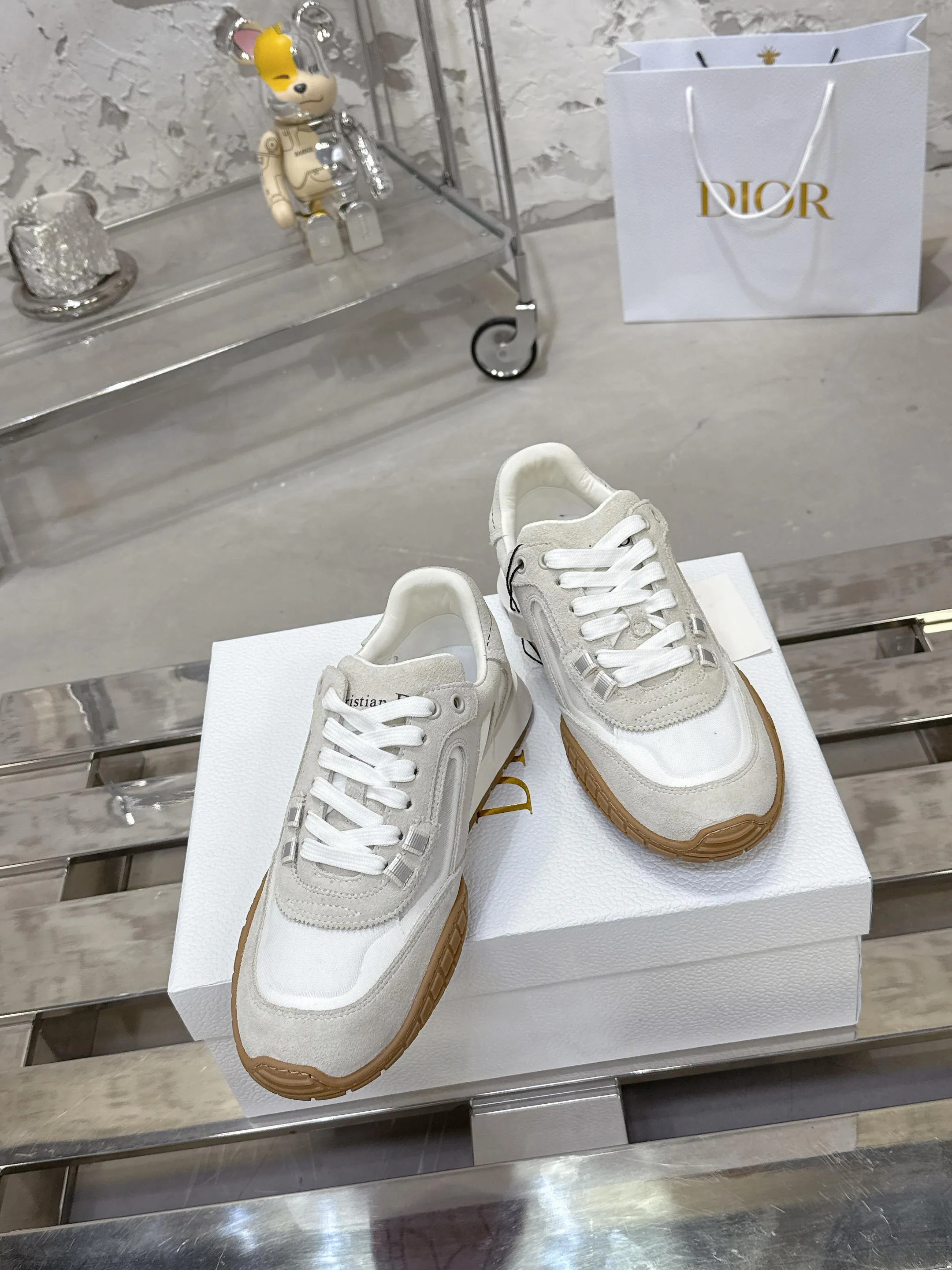 Factory price 640💰 Top version! ! ! Dior Tech sneakers Dior Tech is newly launched, with exquisite color matching and autumn and winter atmosphere. This Dior Tech sneaker is a new product in the 2026 early spring ready-to-wear series. It is equipped with fashionable details and highlights the retro aesthetics. Made of calfskin and suede calfskin upper with transparent mesh side panels and ChristianDior Paris signature on the heel and tongue. A textured, tonal Dior signature sole adds couture style. Upper material: Textile, cowhide split leather, cowhide leather with Christian Dior Paris logo on the heel and tongue Textured Dior logo rubber sole embellished with Christian Dior's lucky star symbol! Size 35-46 (40 for women, 41 for men, 38.45.46, custom made and non-refundable)